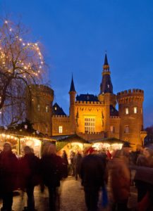 Kunsthandwerker-Weihnachtsmarkt vor der historischen Kulisse von Schloss Moyland