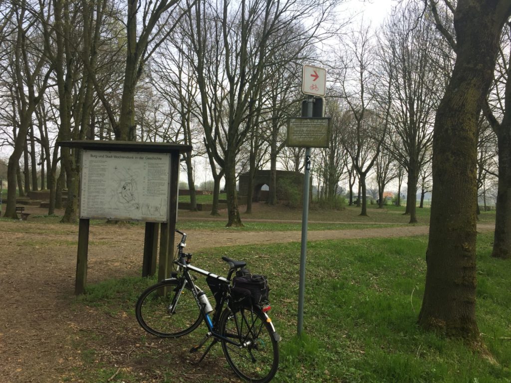 Verschnauf-Pause auf einer Radtour an der Burgruine Wachtendonk.